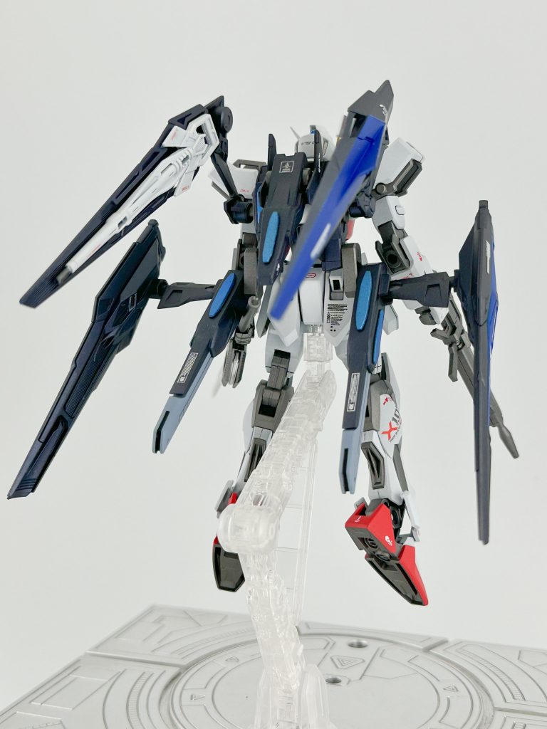 背面。もともとのビーム砲も合わせて6本の長物が伸びているので刺々しくなりました。