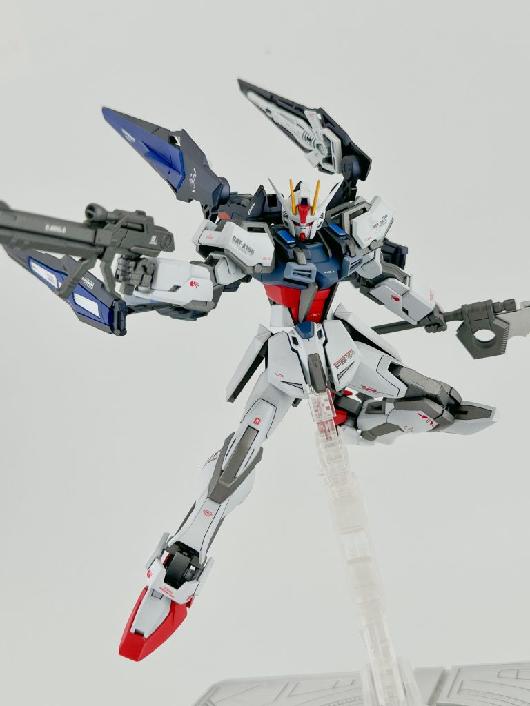 ライフルを構えたり。塗装後だと所謂SEED撃ちポーズは剝げないか心配になります。そもそもEGだと肩アーマーがほぼ跳ね上げできないので窮屈気味になってしまいますが。