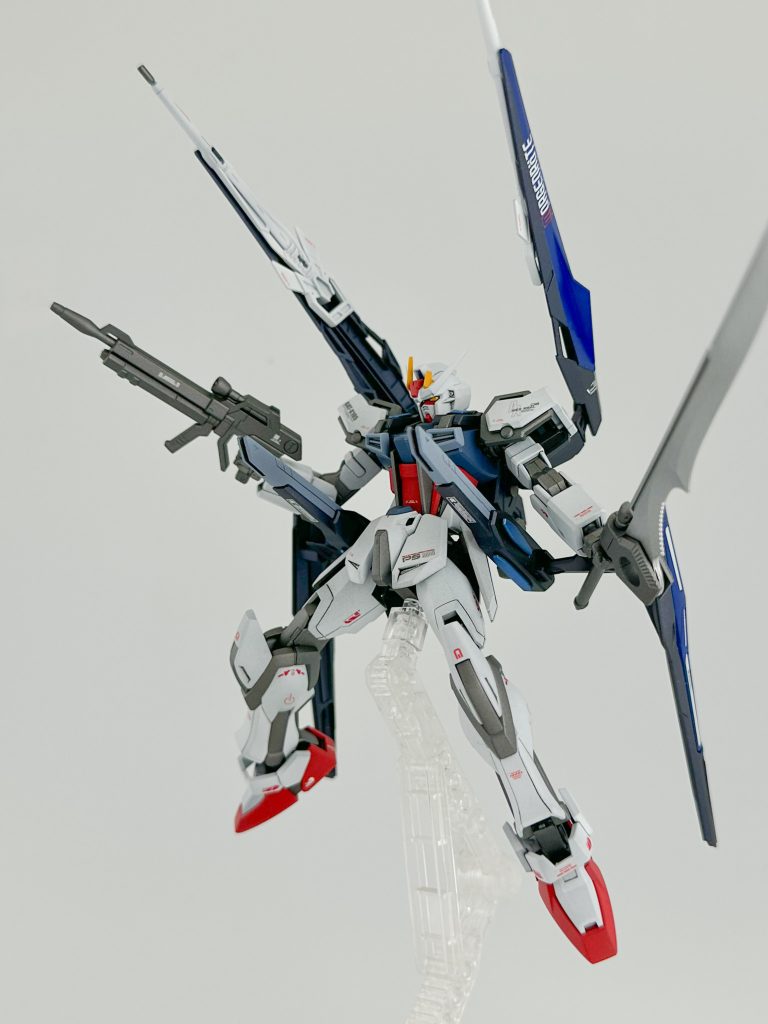 フリーダムさながらのフルバースト。これがやりたかった。ジェミナス01高軌道型ユニットのビームランチャーをバラエーナに、ユニバースブースターのビームキャノンをクスフィアスに見立てています。