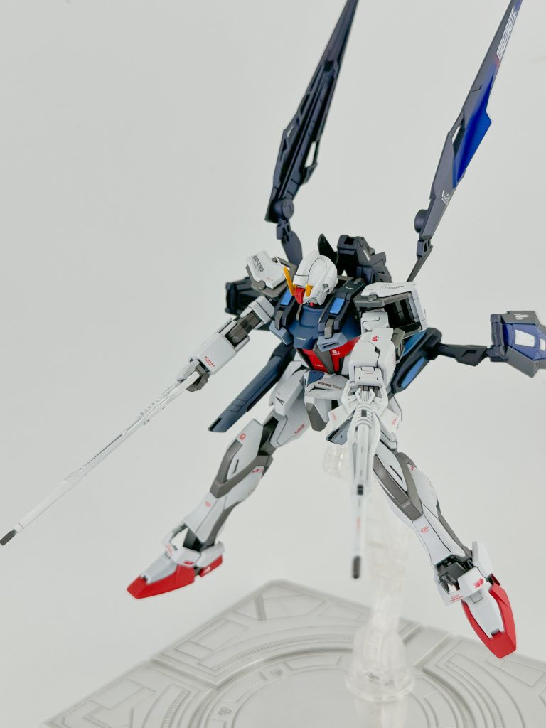 ビームランチャーは無加工でストライクのハンドパーツにピッタリ。