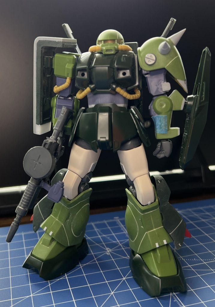 制作途中でのバランス確認。ザクⅡF2は大腿部と股間及び関節の流用とF2ザクマシンガンにハイザックのスコープを移植しています。薄すぎるシールドは厚み、長さともに延長。スパイクアーマーもスパイクの置き換えとアーマーも延長。腰も2mm延長しています。その他各部を色々とディテールアップしています。