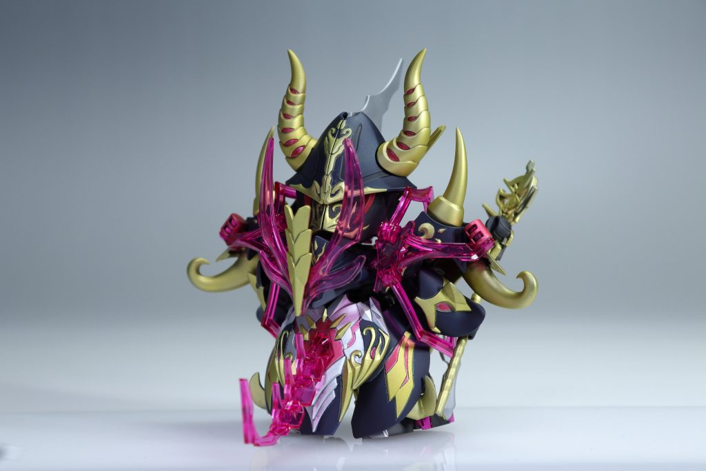 今回複雑な塗り分けを、水性塗料をマジックリンでふき取る手法を試してみました。完成を優先させたために色々と改善の余地はありますが、キットの派手さ、カッコよさは本物です!やはり悪役はいい…!