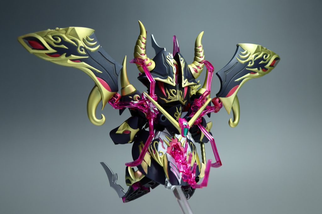 装備が大ぶりなこともあり、ポーズはやはり厳しいです。しゃんとしているとも言えるので飾るにはいいかも。