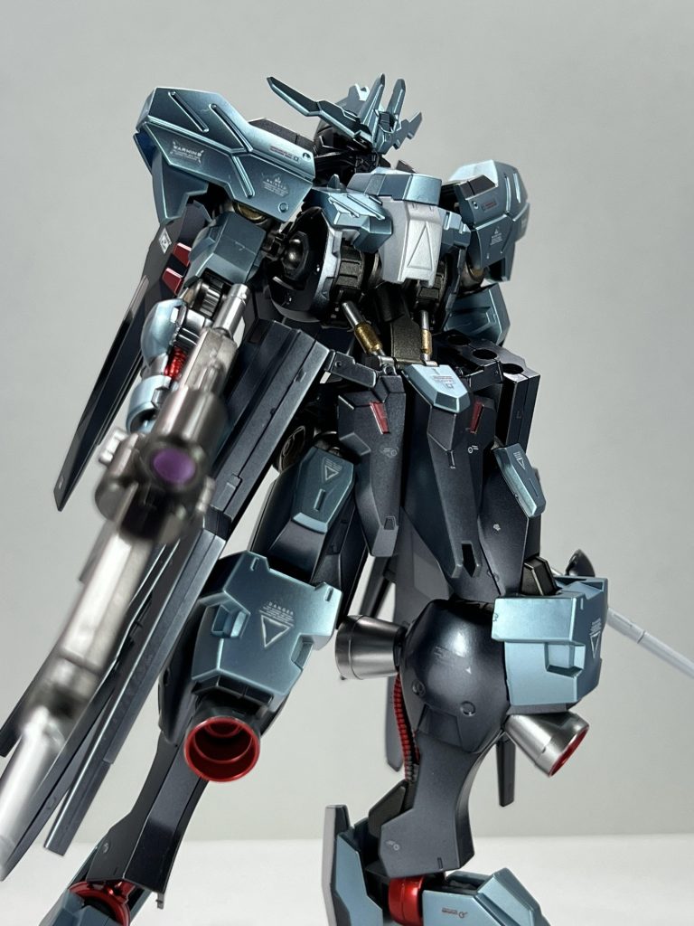 金属感出すために青色はクレオスのスーパージュラルミンに色ノ源シアンを調色しムーンストーンパールで仕上げています