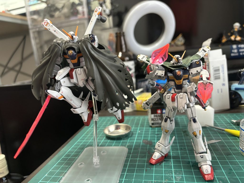 HGとRGの比較。ぶっちゃけ他のRGよりは感動少なかった気がします。コアブースターや、マントやらHGよりいい部分はもちろんあるんですが、可動域とかはHGも頑張っていた記憶があるからなんすよね