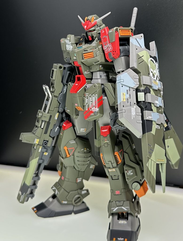 フィニッシャーズのディープレッドが良い感じです。そのほかの主なカラーは、ガイアノーツ ディープカーキモデルカステン カモフラージュグレーガイアノーツ マンダリンオレンジフィニッシャーズ カーボンマットブラックガイアノーツ ライトグリーンガイアノーツ メカサフスーパーヘヴィ