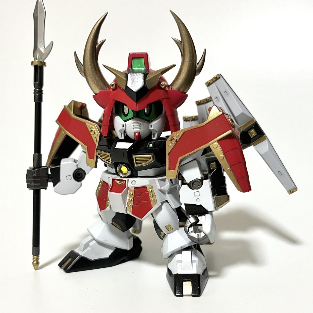 白バックで。せっかくのリメイクなのに龍神形態に重きを置いた結果、本体がちょっとトホホな造りとなった本キット！技術が身についてきたことと、EXスタンダードという助けを得て、「ホントはこんなのが欲しかった！」という念願を叶えることができました^^実際、EXスタンダードの足のつくり(ボールジョイントで爪先が下を向く)がなかったら、龍神形態もこんなに理想的なモノにはなり得なかったです。サイズも図ったようにピッタリだしね^^EXスタンダードを使ったミキシング事例として参考にしていただけたら嬉しいです！ 