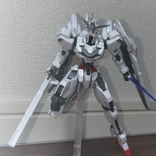 現在製作中のガンダムキャリバーンです。胴体と頭部の塗装は終了したところです。（1枚目）