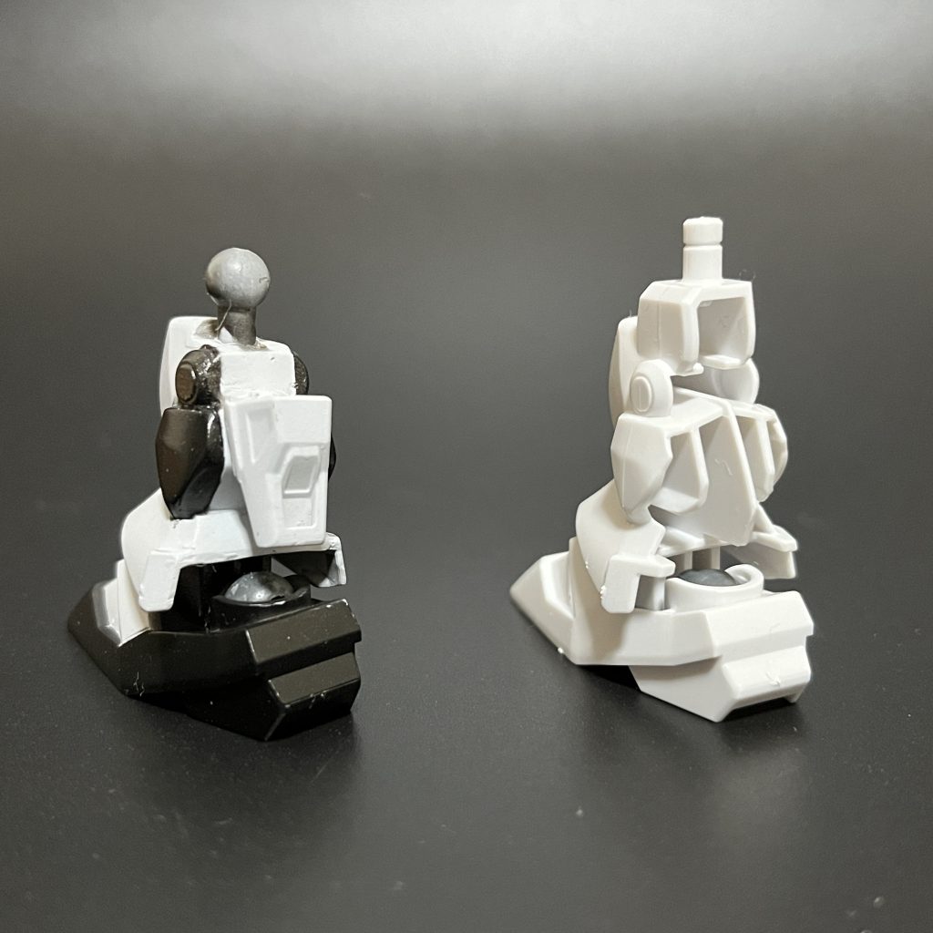 EXスタンダードの弱点として、足裏に盛大に肉抜き穴があります。今回はパテで埋めたあと、スラスターカバーに見立てて、EXスタンダードの腰サイドカバーを設置してみました。