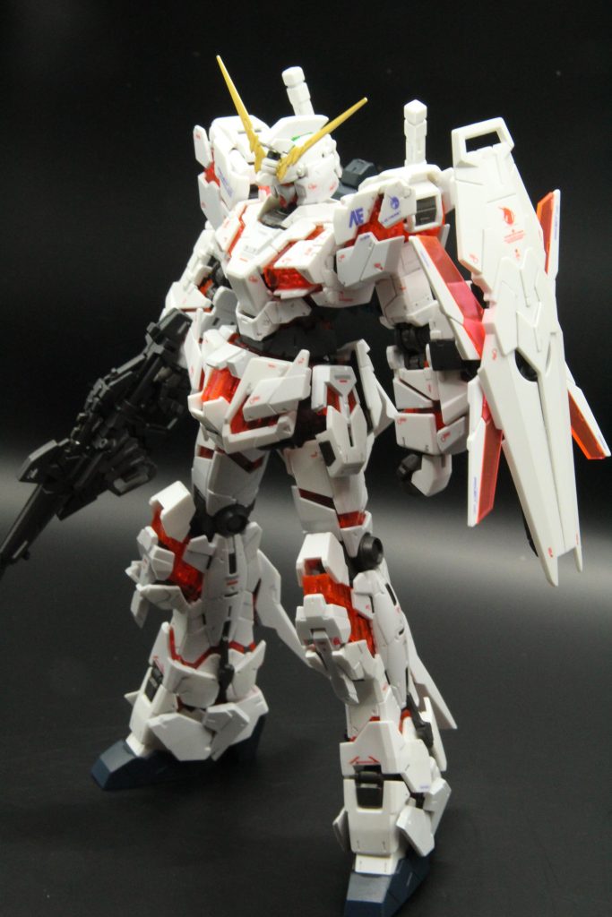 昔HGのユニコーンも両モードとも作りましたが、このサイズに変身を落とし込む技術って…あと全身塗装には向かない。戻れ!…できない( 笑)
