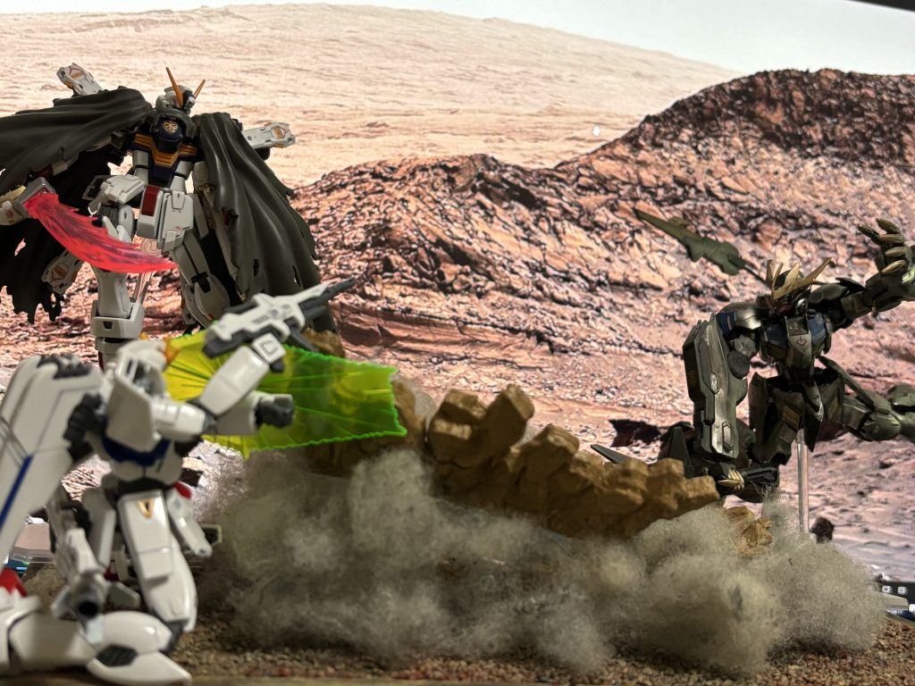 動きのある画像にしたくて、攻撃から飛び退るX1にしようとしたら、なんかバルバトスのが目立っちゃった一枚