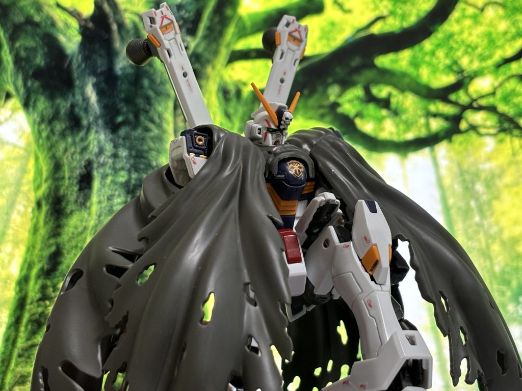 フロムのACE Rのオープニングで森に隠れているところからABCマントを脱ぎ捨てる時に膝立ちしてる時がカッコよくて堪らないのですが、プラモだとあの雰囲気は出せませんでした