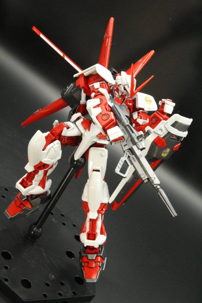 今回は光沢仕上げを目指したはずが、面があまりに多く艶にむらが出たり、スミ入れが協調されすぎてしまったりと反省点もりもりの機体に仕上がりました。(本体の塗分けも意外と多い…)