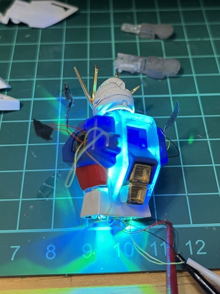 光る部分をクリア化してます。背面も光ります