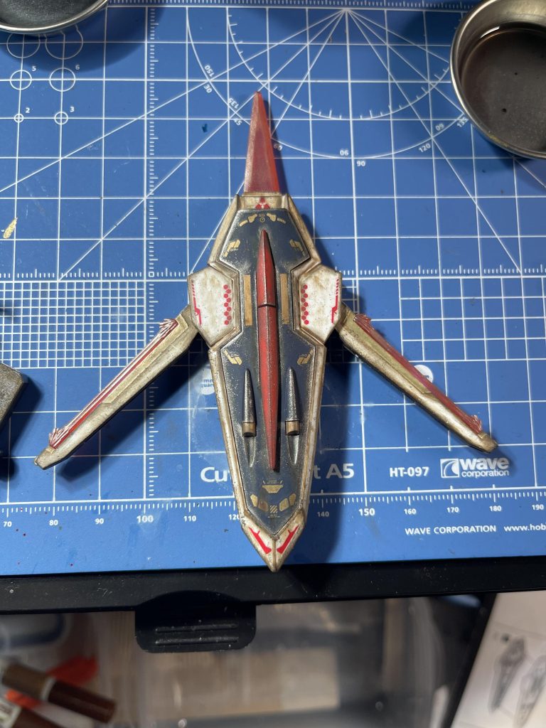 シールドのデカールにこだわった結果、真ん中の赤パーツを展開するとデカールを確実に削りそうになってしまいましたw