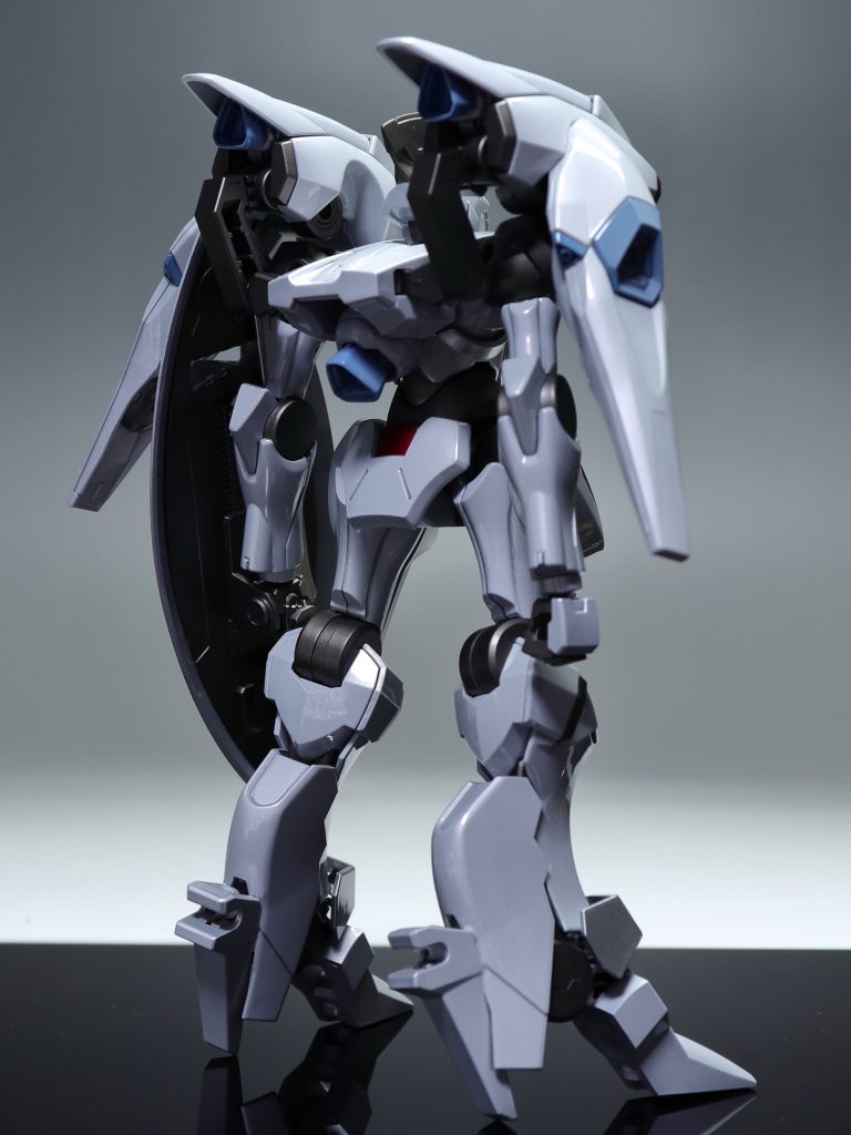 めちゃめちゃファイブスターですね！全身メタリックホワイトといった感じで、なんだかメタルビルドやチタニウムフィニッシュのような仕上がりになりました。シェルユニット部分にはエナメルの蛍光ピンクを使ってブラックライトに反応するようにしました。