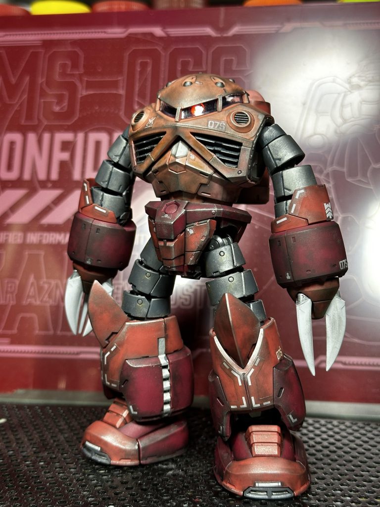 モノアイは無改造でガイアの蛍光ピンクで塗装しています。アイアンネイルはアルティメットホワイトの上から艶ありトップコートしています。シルバー部分はガンマカで塗っています。