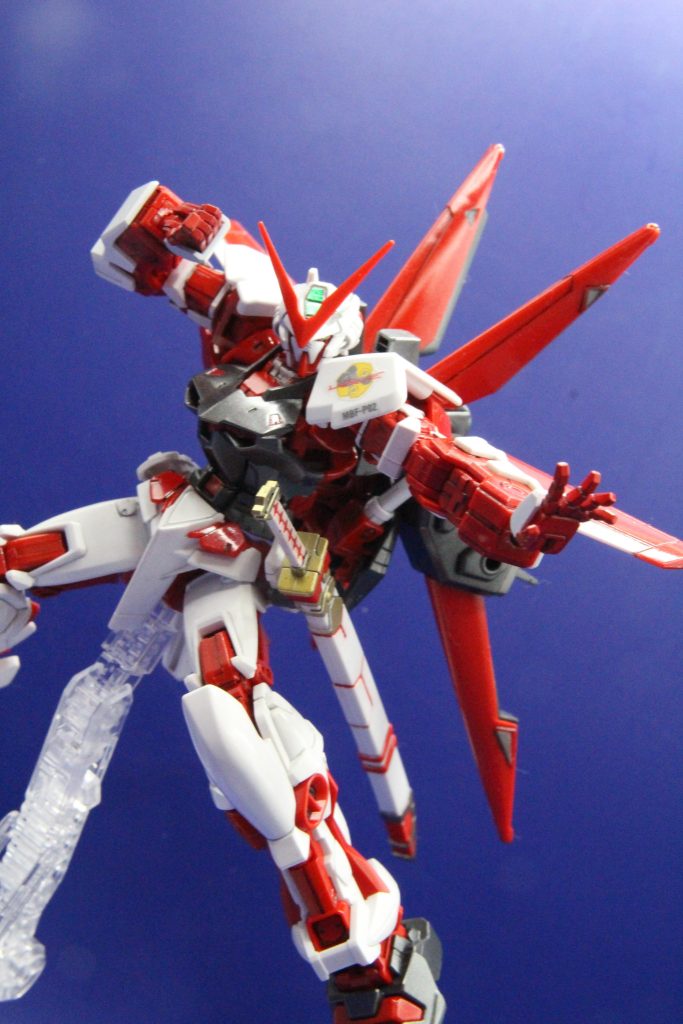 そしてレッドフレームといえば最後は殴ってなんぼ。この機体はビルダーズハンドと相性抜群です。(指の色分けが足りていないところはご愛嬌で… )