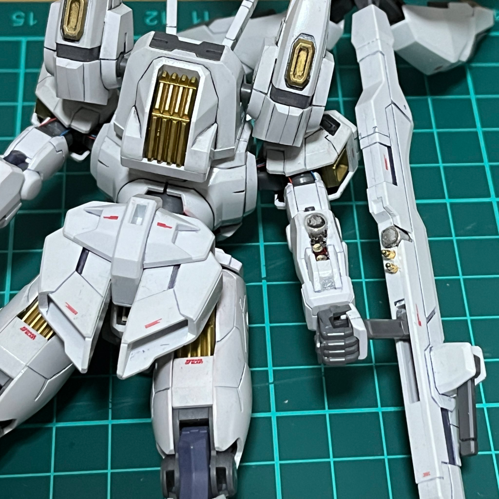 前腕部に電源供給用の端子があり、持っている時だけ発光します。グリップとネオジム磁石で保持してますが、保持力があるのでサブアームは取りました。