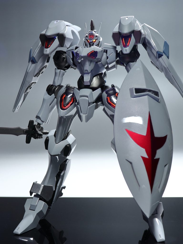 シールドのマークはマスキングでなんとかしました。赤塗ってから白塗ったのですが、白が厚めでかなり段差がついてしまったので逆の順の方がよかったと思います。デザインは永野版キュベレイの肩などに描かれているハンブラビみたいなマークのパクリです！