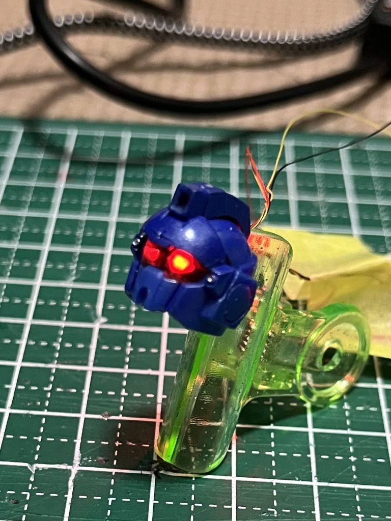 2眼の赤目は裏から照らしてます。しっかり丸くするため短い光ファイバーを使ってます。