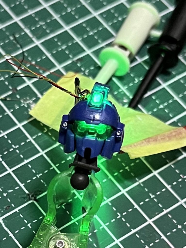 頭部の切り替えはバイザー用と2眼用のLEDを入れて切り替えて使う事で表現してます。バイザー用LEDは額部分に下向きに配置してます。バイザー自体もスモークのような色のレジンで作り直してます。