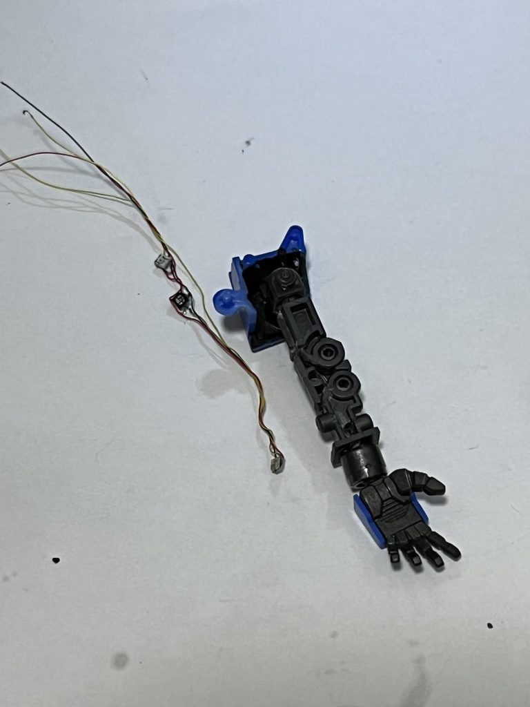 LEDはフルカラーのWS2812Bを使用してます。プログラムで色や明るさを制御できます。