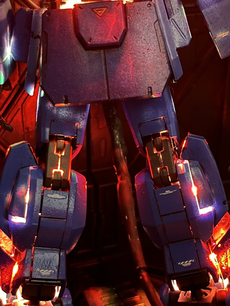 目立たないところですが、EXAM発動中は関節内部を発光させてます。