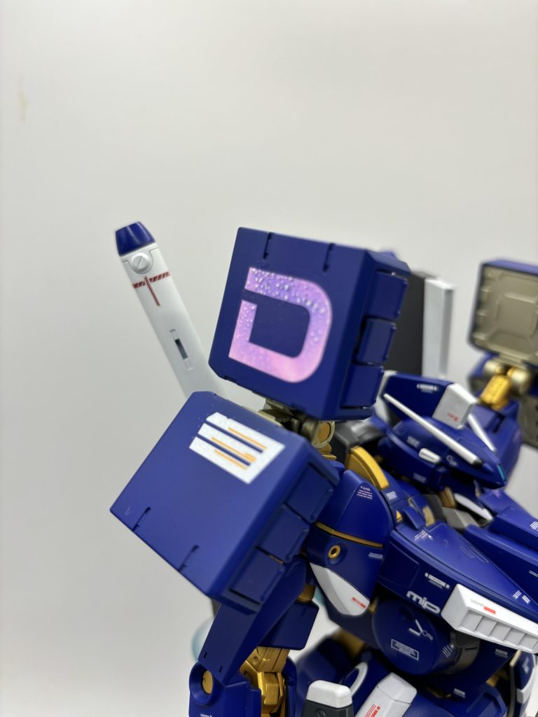 ブルーの上に蛍光クリアピンクを何となく塗ってみたところ、デカール貼ってクリア吹いた時に何故かピンクが浮かび上がってしまい、デカールがピンクになってしまいました。素人発想で塗ってしまった結果です, さすがにちょっと直す余裕がなかったのでそのまま完成にしました。