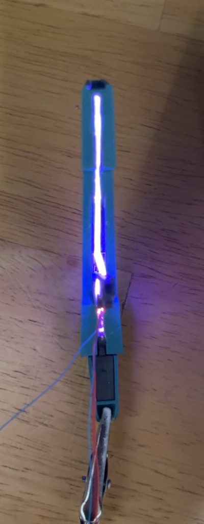 側面発光の光ファイバーを使ってます。