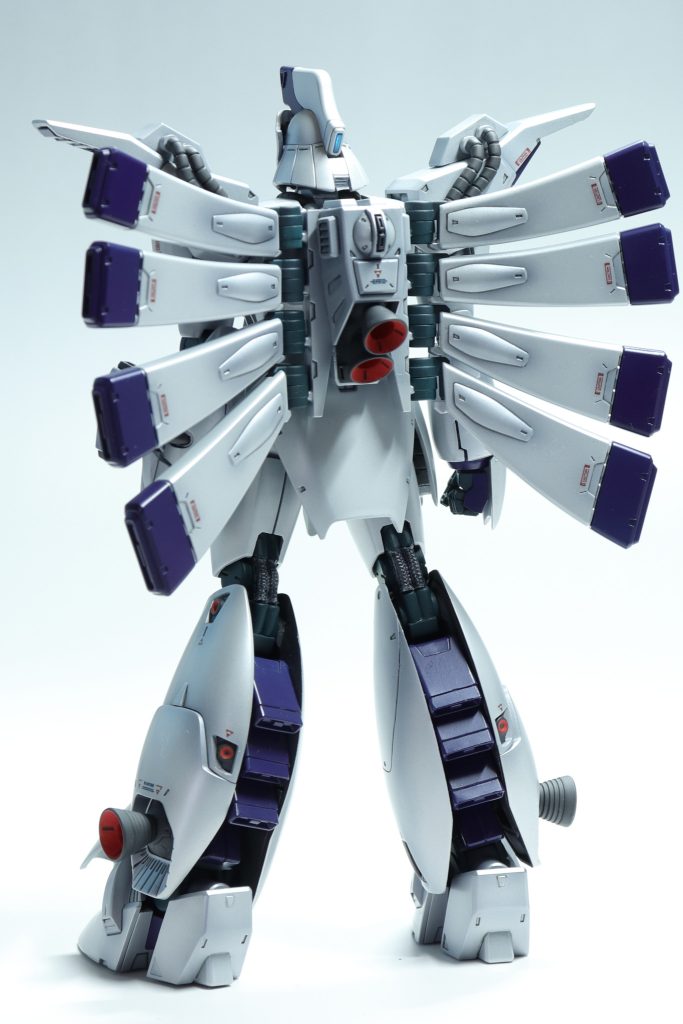 色々と太くしたり隙間が出ないように埋めたりしたので、ミチっとして指揮官機として強そうなイメージになったと思います。普段あまりデカール貼らないのですが、ちょこちょことついているといいアクセントになりますね。