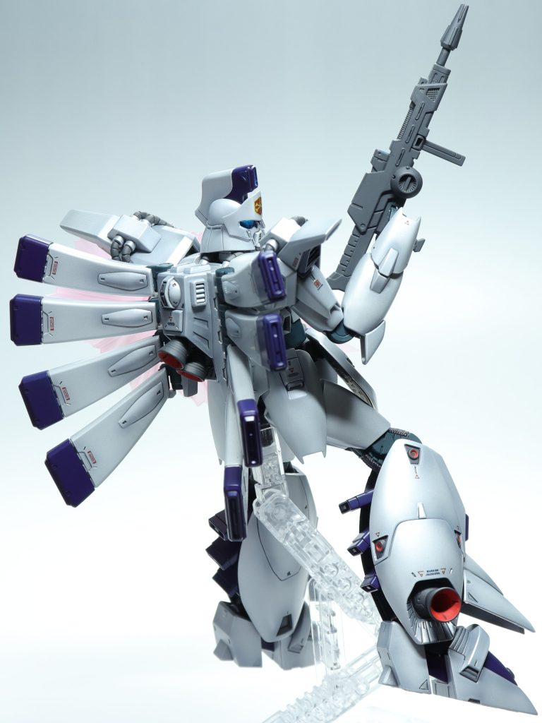 このキットではサーベルを腰の後ろに2本取り付けることになっていますが、設定画にはないように見えたのでサーベルラックはつけていません。ついでにサーベルもあんまり持ってるイメージがなかったので、持たせないことにしました。