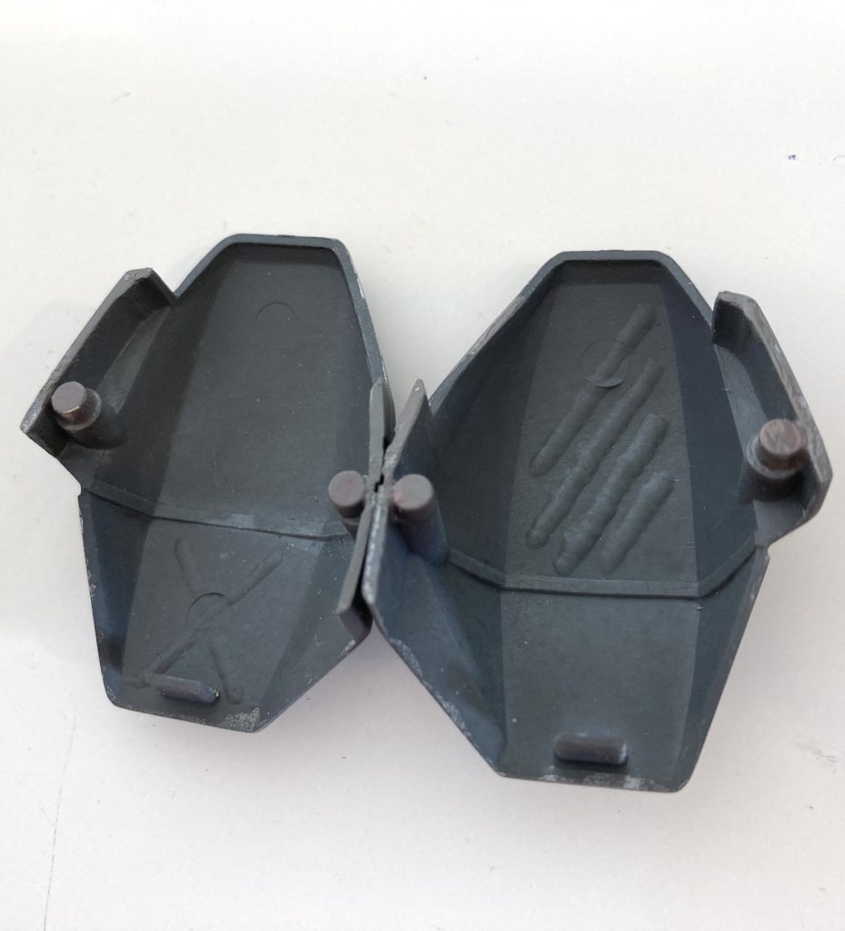 チョパムアーマーは、ポリキャップ素材の接続ピンで固定するキット仕様になっていますが、ネオジム磁石接続に置き換えました。直径3㎜✖️厚み2㎜のネオジム磁石がジャストサイズです。接続ピン用ダボに瞬間接着剤で貼り付けるだけで、チョパムアーマーの換装が劇的に楽になりますよ。