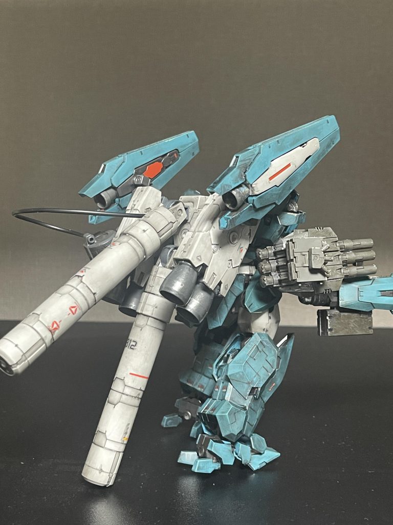 後ろから見てもゴテゴテです。