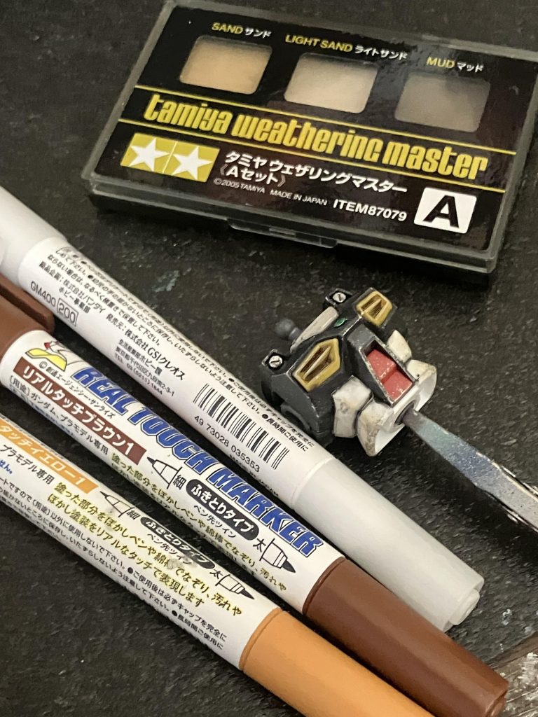 リアルタッチマーカーとウェザリングマスター、タミヤのチタンシルバーでドライブラシの水性焼鉄でチッピングです。＋部分塗装