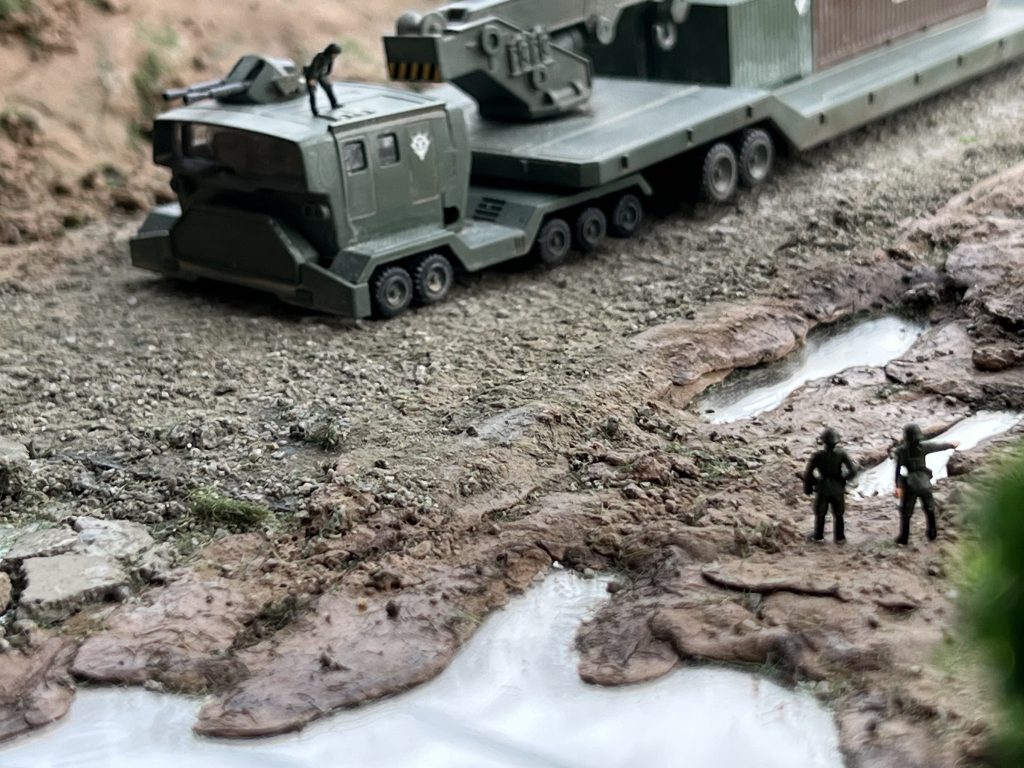 ジオン兵はサムソン・トレーラーに付属の方々です。こういったおまけが他のキットにも付属すると良いですね。