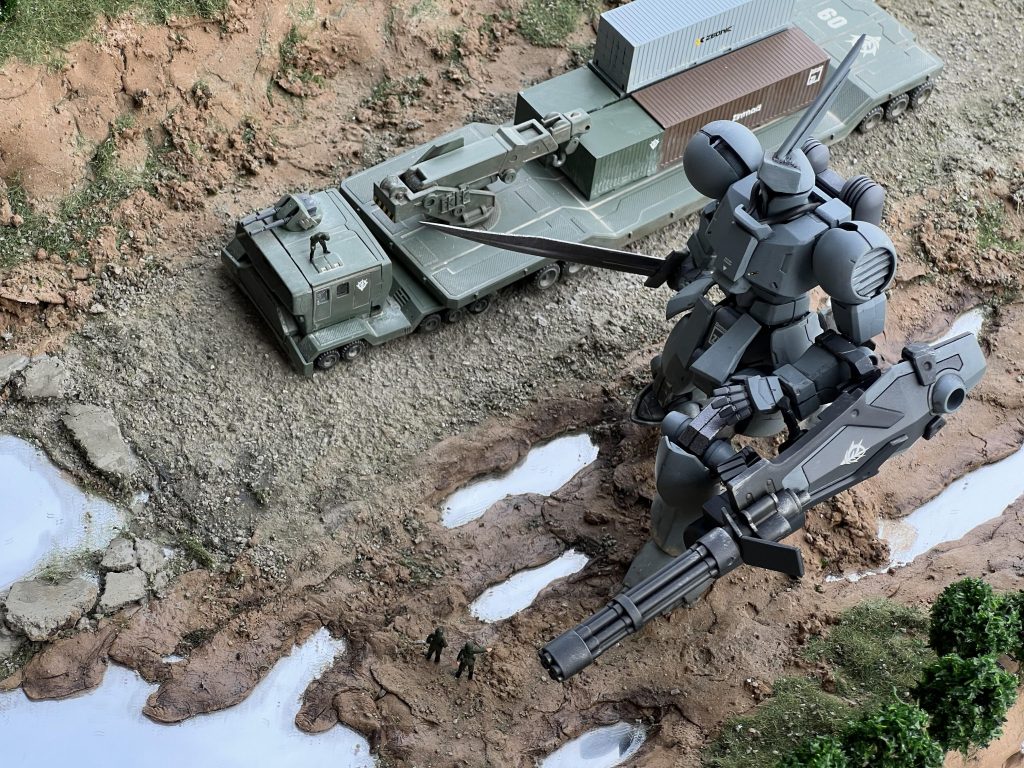 “しかし、この頃にはすでに地上のジオン軍の敗色は濃厚であり、空間戦闘での性能に劣るギャンは次期主力機コンペでゲルググに敗れることになる。実証試験機はマ・クベ専用機の完成をもって役目を終えたが、改修されたのちにキシリア配下の親衛隊で運用されたともいわれる。”——という全くの妄想設定のもと、HGUCギャンをベースに装甲を一部カットしたりし埋めたりしてグフカスタムの装備を持たせました。