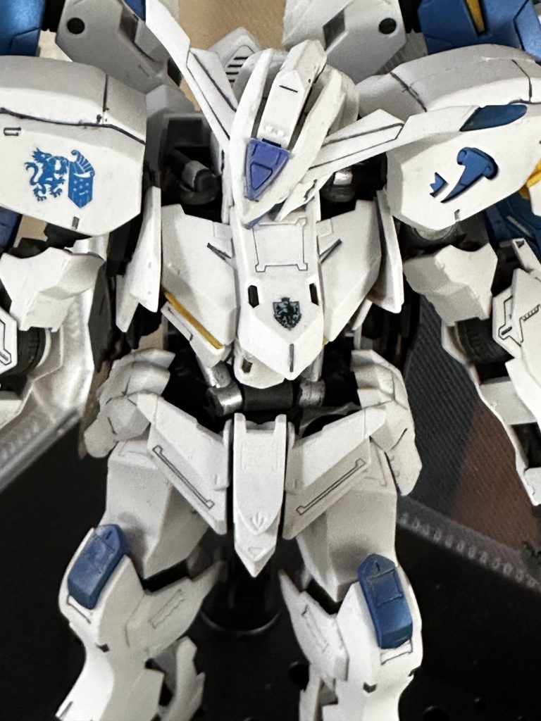 サムネの画像です。コックピット上にマッキーの家紋。右ショルダーにギャラルホルンのエムブレムをあしらってみました。