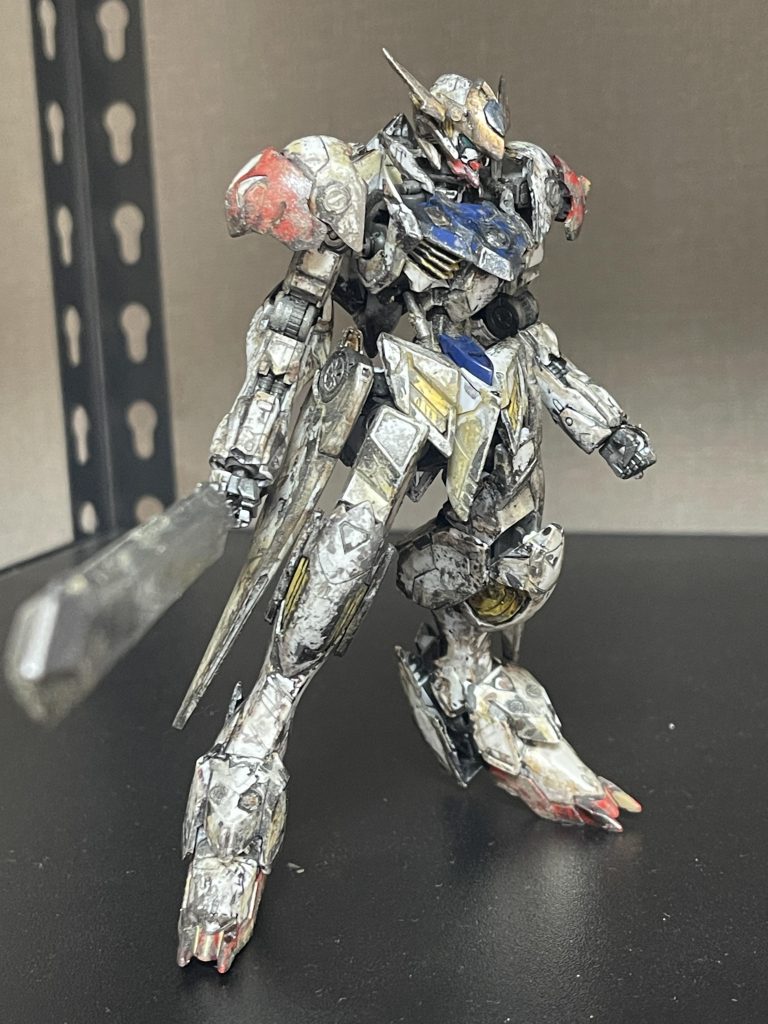 ウェザリングカラーマルチブラック、オーカーソイル、グランドブラウン使用。その後、マーカーでさらに塗り、焼鉄色でチッピングしました。正直、やりすぎた笑