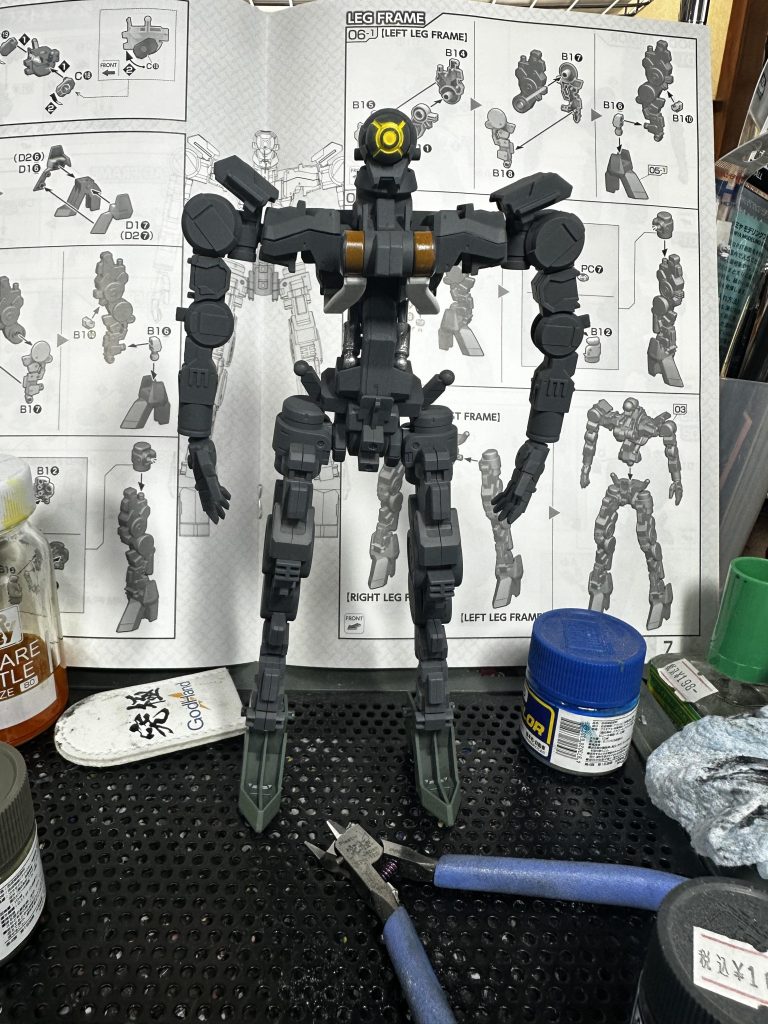 HGくらいの作業密度ですがしっかり内部フレームが再現されていて鉄血の世界観をしっかり表現してる良いキットですね。再販熱望します。転売ヤー価格はほんとやめて欲しいですね。。