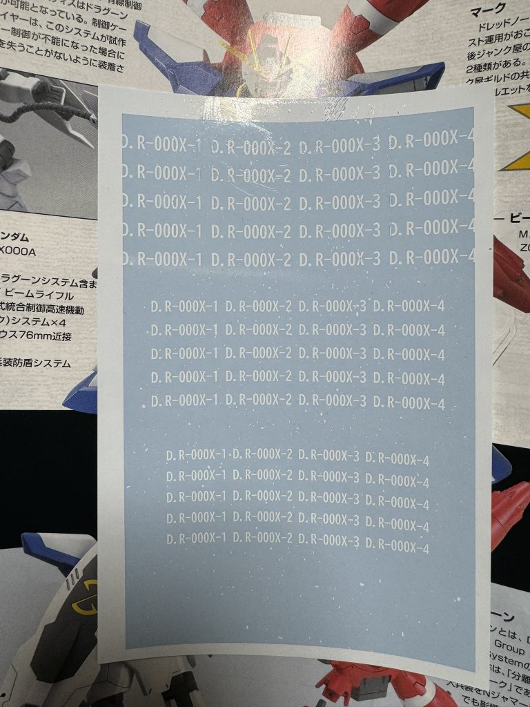ついでにスタンピングリーフでの転写結果です。写真を見てわかる通り、わりとゴミというか転写できてない、いらない部分が大量についてます。これが結構邪魔できれいに周りを切り取りしながら使わないといけない。今回は一番小さいサイズを採用したのですが、この中の3分の2は文字にゴミがついてたり文字のがたつきがひどすぎて使用には耐えられないと破棄しまくりでした。まだまだ修行が足らんとです。