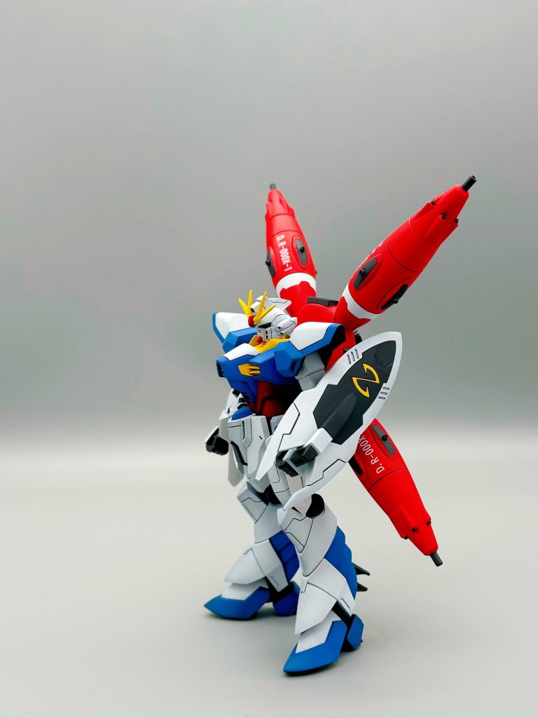 本体色の白、青、赤はグラデーションで塗装してますが、写真では白がそれっぽく見えるぐらいですね。ドラグーンは本体との違いを考えてグラデーションなしで塗装しています。(写真じゃ一緒に見えるけど)今回は最後にテンションが切れたのと、かなり表面処理が荒くて半光沢でも無理ー!!と判断して全部艶消し吹いてます。