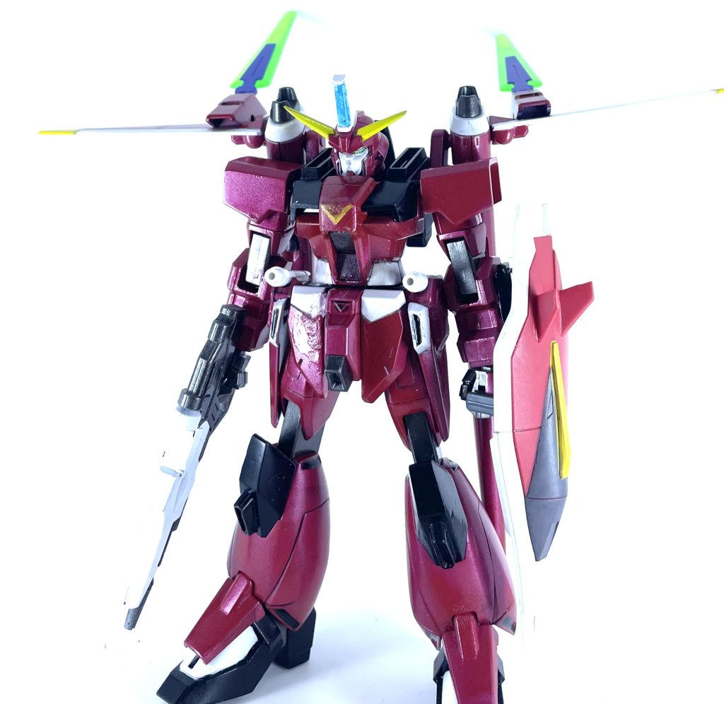 正面です。主な改造点はライフルとサイドスカートで、サイドスカートはフリーダムとセイバーのサイドスカートを切り貼りしたもので、ライフルはF91のライフルとセイバーのライフルをミキシングしたオリジナルです。