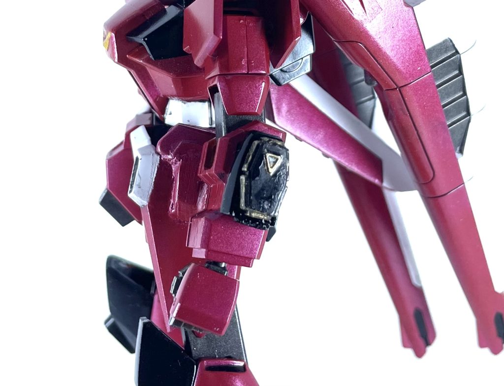 左腕部にはF91のビームシールドを接着、携帯しているシールドが使えなくなった場合に展開できるようになっています