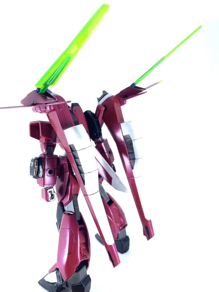 背部です。こちらの改造点は翼部にage-fxのコアファイターのソードファンネル接続パーツを付け、そこにソードファンネルもとい、ソードドラグーンとして装備しています。