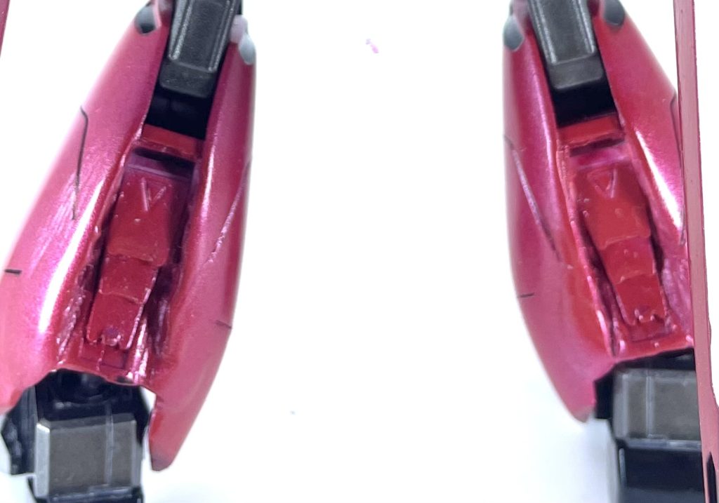 脚部にはスラスターハッチが付いており、リミッターを解除すればこれが展開し、変形時のスピードと同等の加速が可能。また、変形時にこれを展開した場合、並のパイロットでは耐えられない程の衝撃が来るため、リミッターがついている設定です。