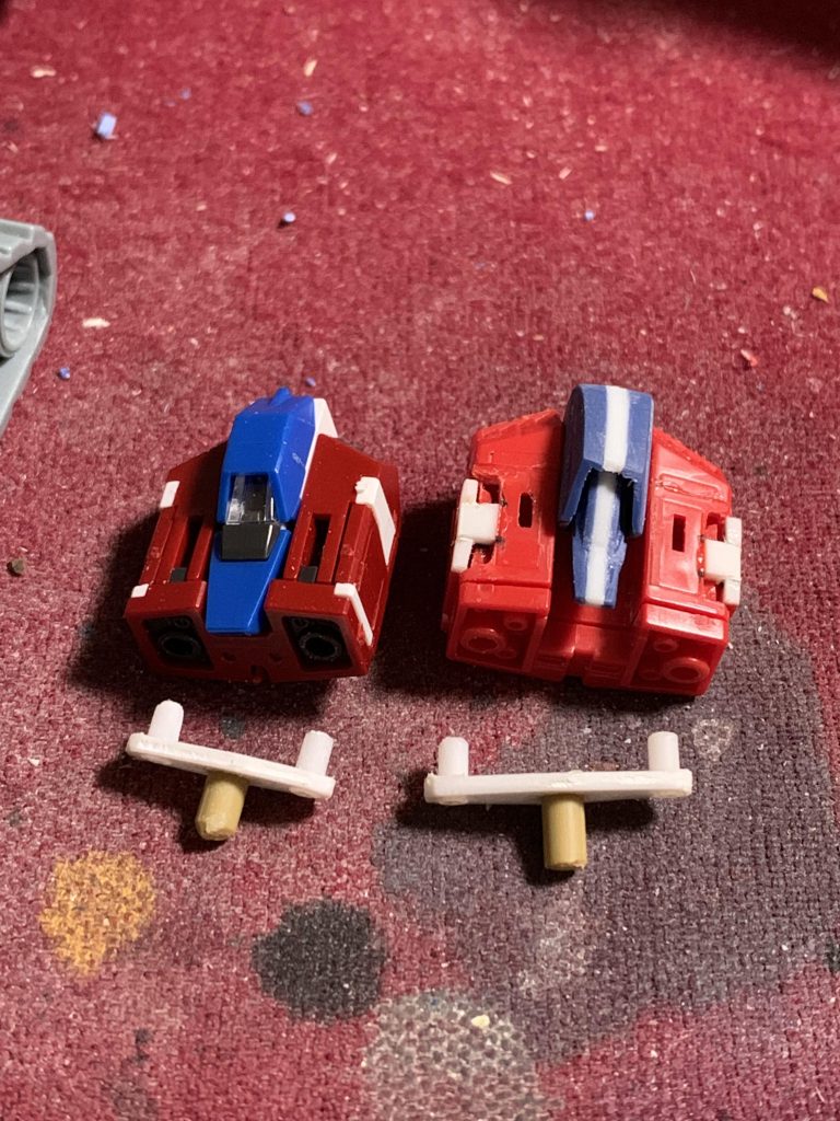 下半身とのジョイントパーツを変えればRGコアファイターも内蔵化。コアファイター内蔵タイプのBB戦士ガンダム、ガンキャノンを作りたいので、そのときはRGコアファイターを使う予定です。自作はめんどくせ〜(笑)