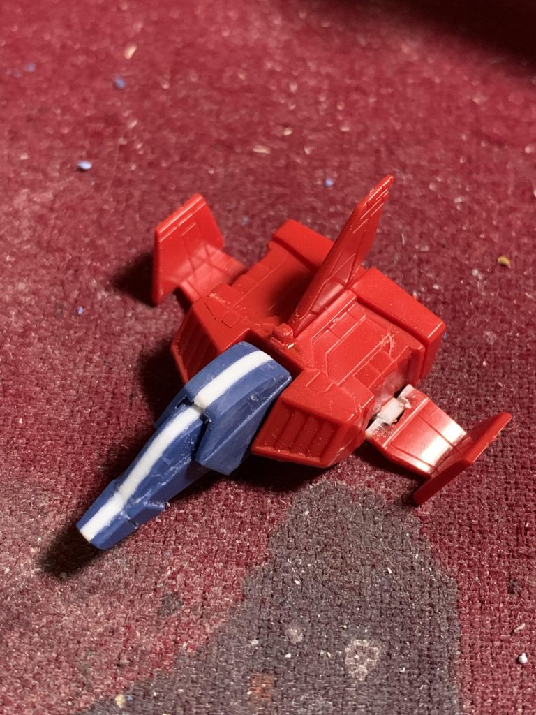 ノーズのスライド部分を自作するのが難しかったので旧キットのパーツを使っています。