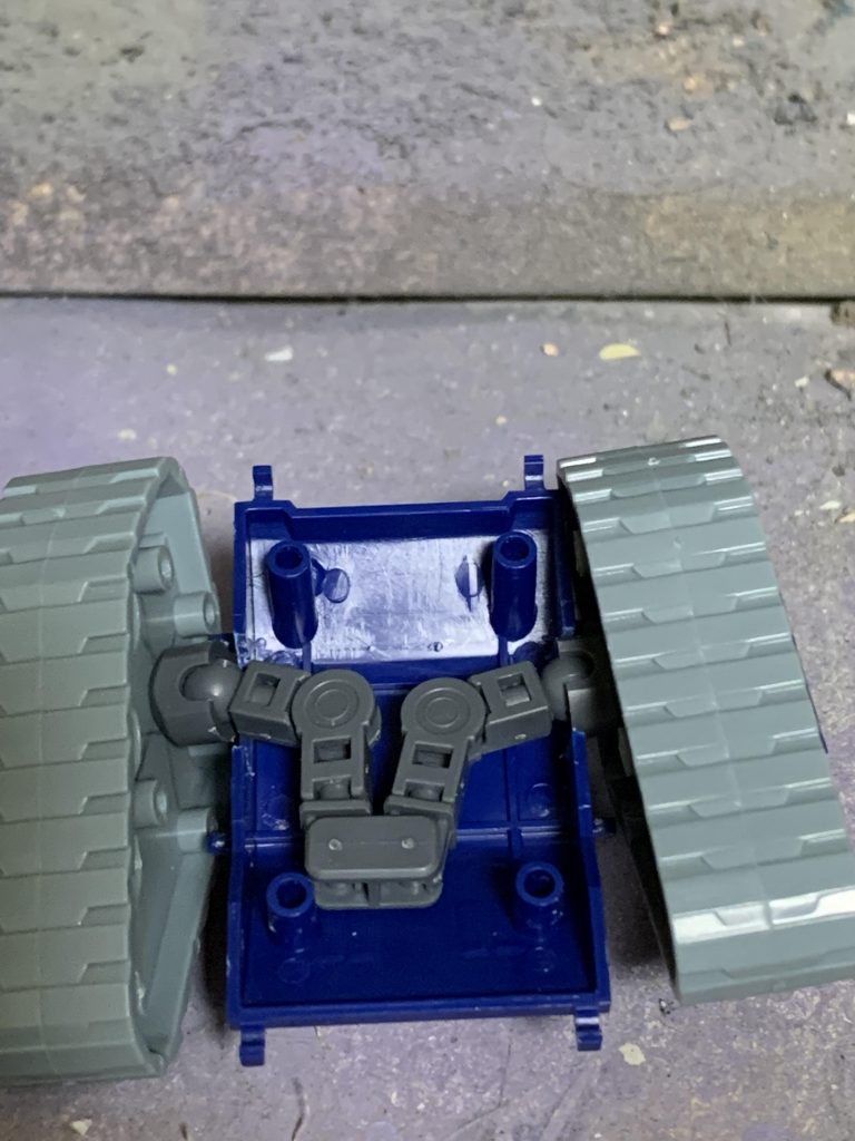 キャタピラ可動のギミックはめちゃくちゃ簡単構造です。ビルダーズパーツのボールジョイントやアームを入れているだけ。