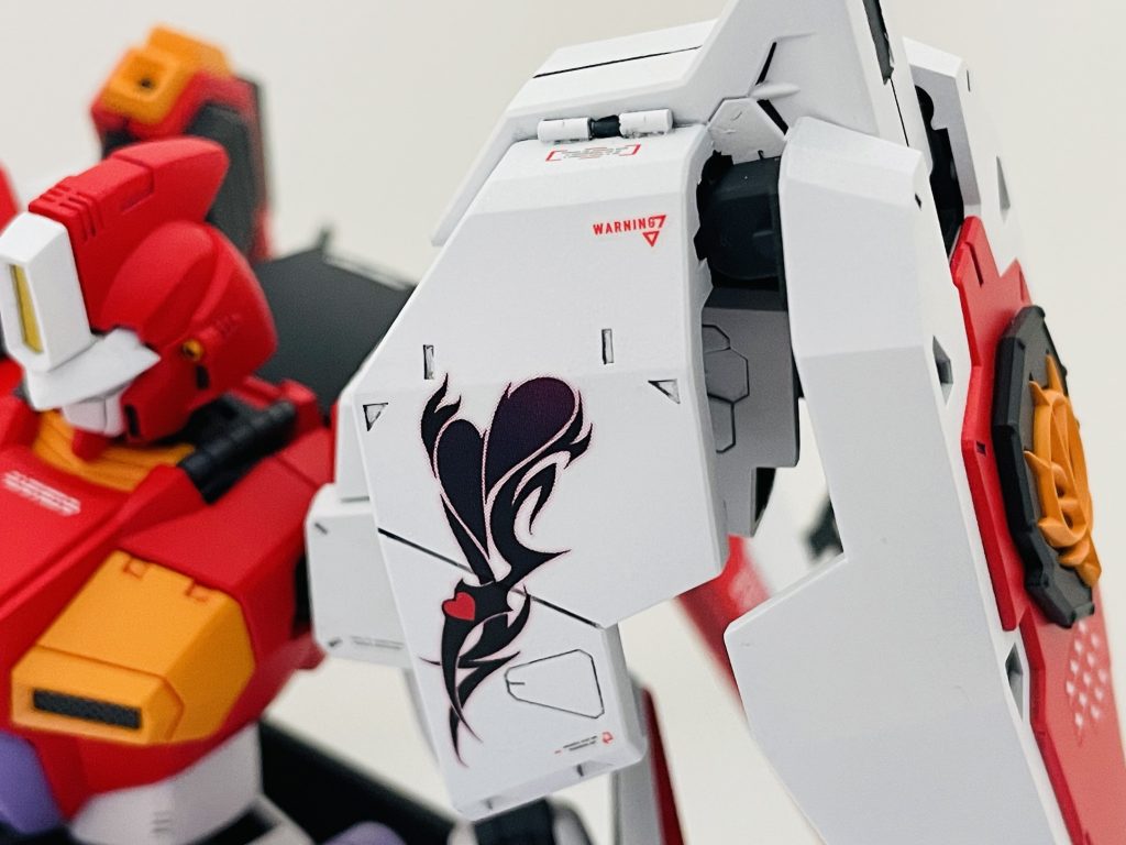 左肩アーマー上部にはあたかも開閉しそう…な、風情のヒンジを追加。